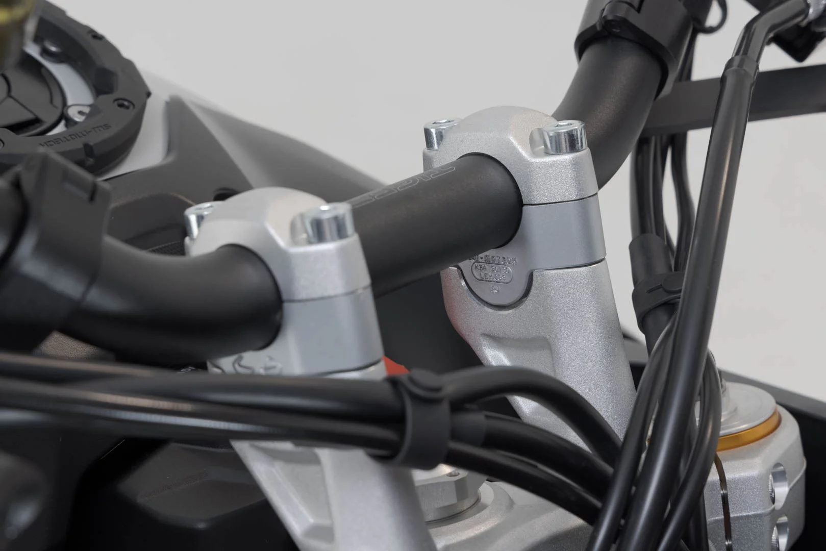 Bar riser H=20 mm. Silver. Triumph Tiger 900 GT/Rally Pro. - Image 3