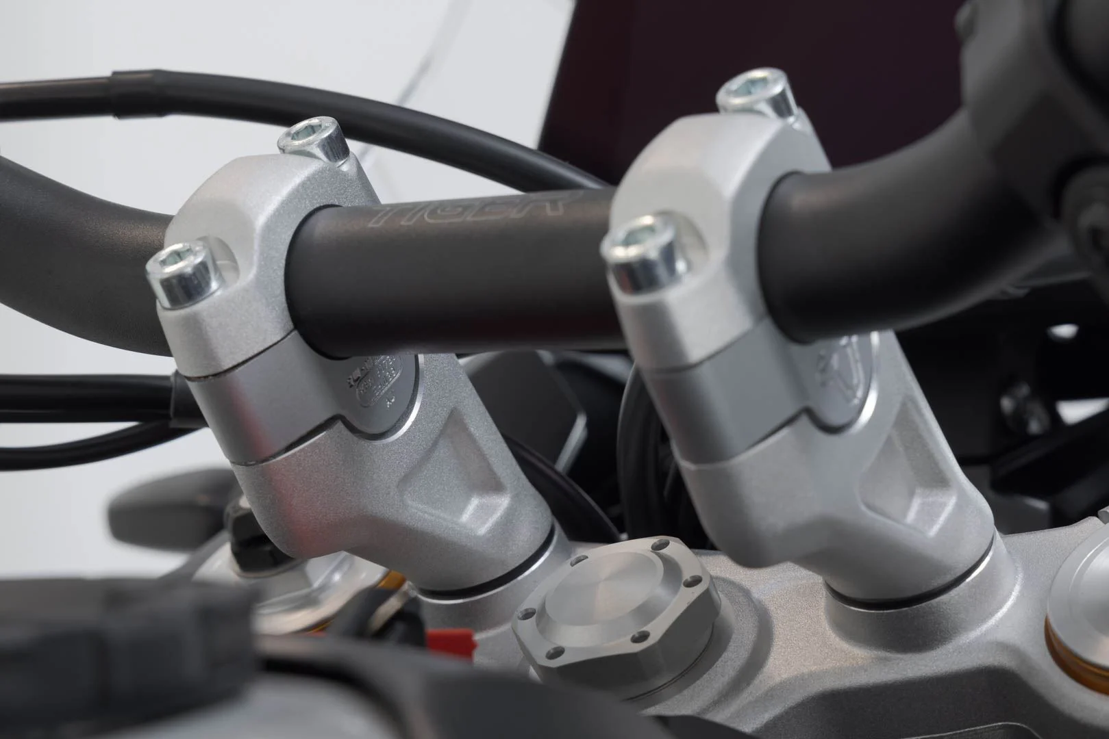 Bar riser H=20 mm. Silver. Triumph Tiger 900 GT/Rally Pro. - Image 5