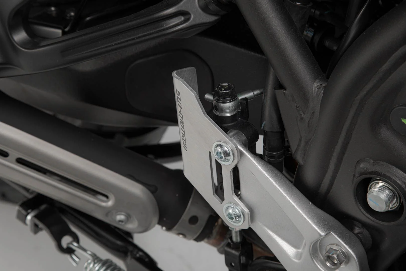 Brake cylinder guard Yamaha Ténéré 700 (19-). Silver - Image 2