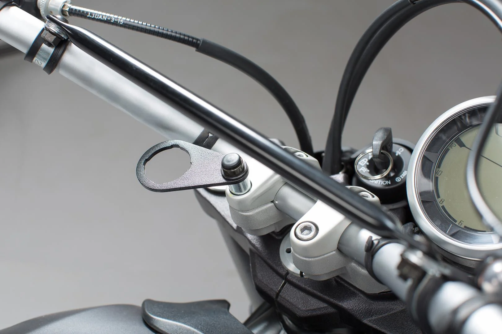 Cigarette lighter socket bracket M8 For handlebar mount with M8 screw - Image 4