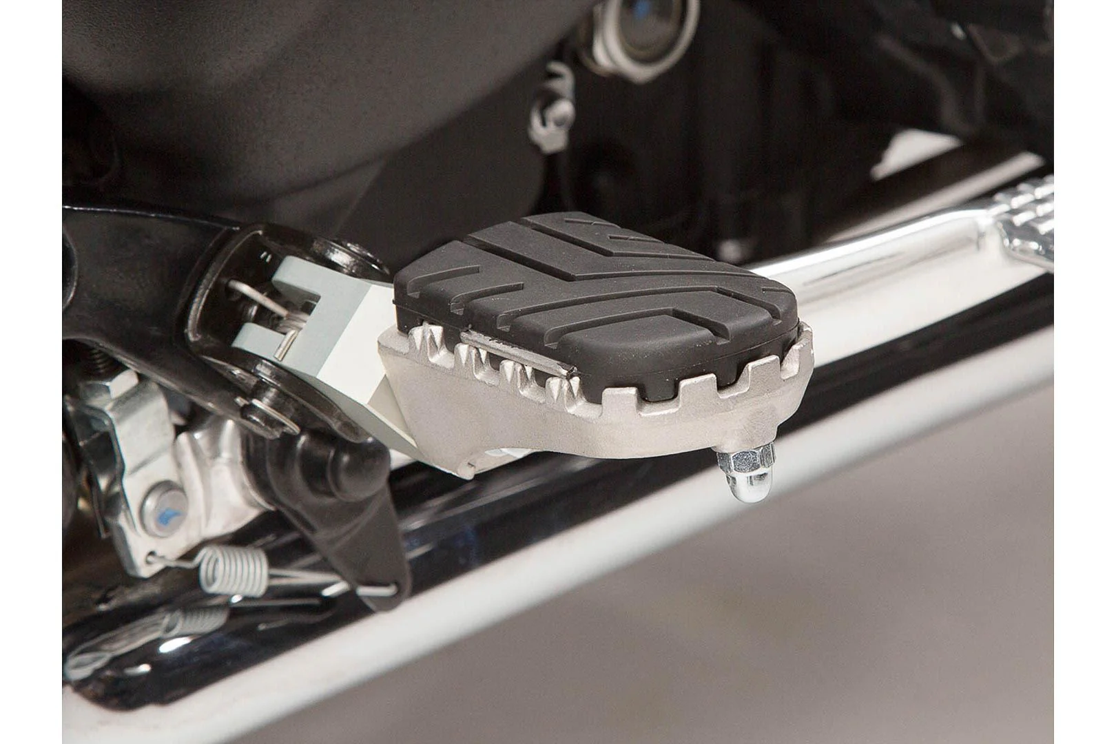 ION footrest kit Triumph Bonneville/T100 (04-16), Scrambler (05-) - Image 4