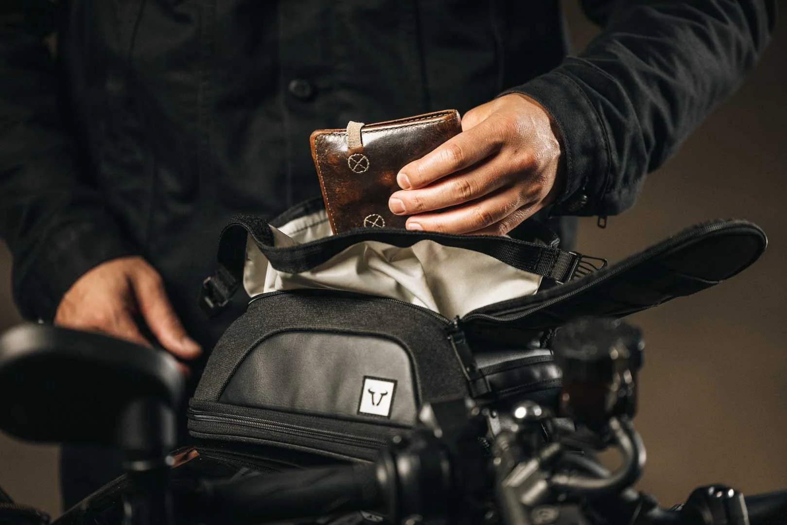 Legend Gear magnetic tank bag LT3 3.5 l - 5.5 l. Magnetic fastening. - Image 4