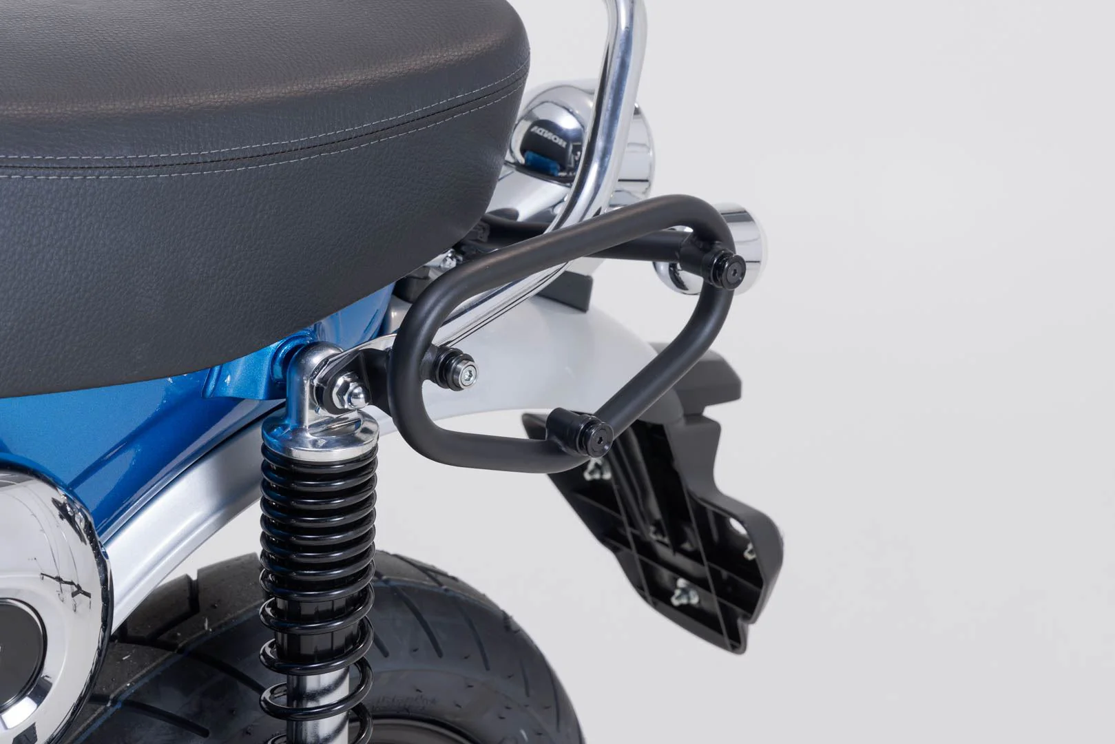 Legend Gear side bag system LC Honda Dax 125 (22-). - Image 4