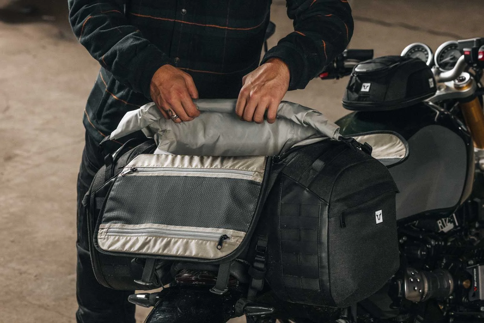 Legend Gear tail bag LR5 Black. 52 l. - Image 4