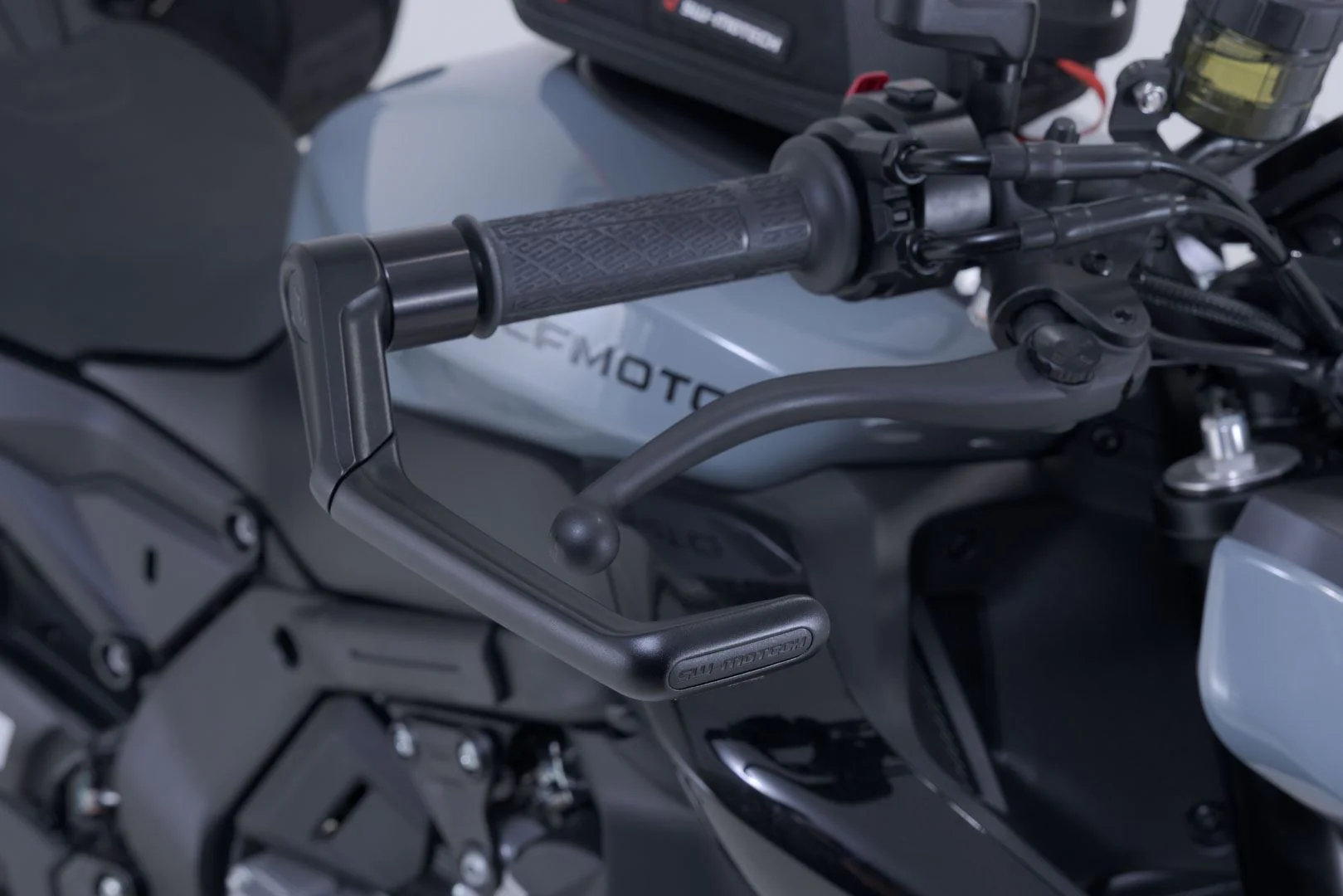 Lever guards Black. CFMoto 675NK (25-). - Image 4
