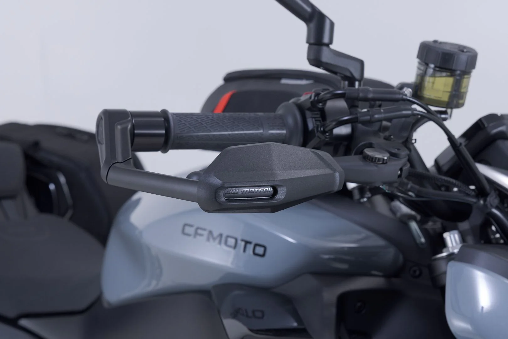 Lever guards with wind protection Black. CFMoto 675NK (25-). - Image 3