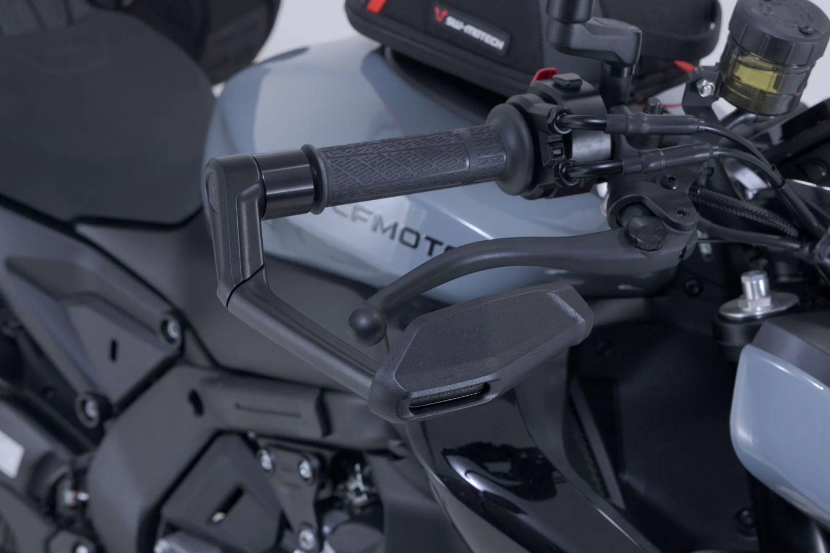 Lever guards with wind protection Black. CFMoto 675NK (25-). - Image 4