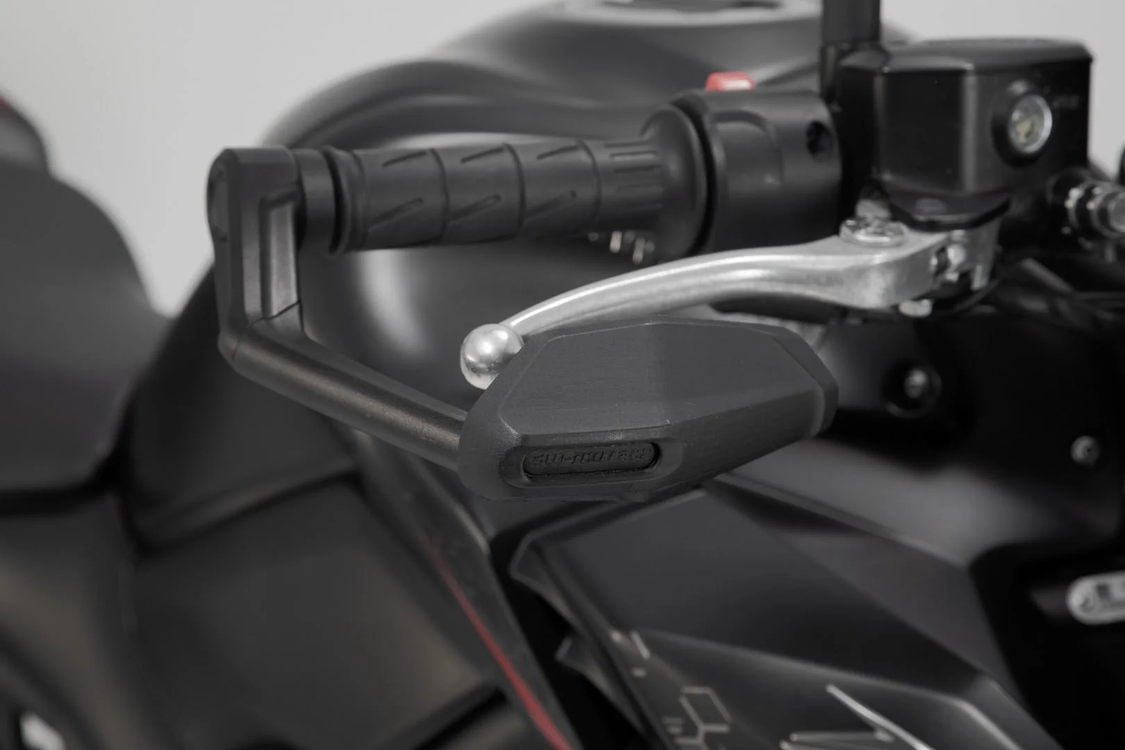 Lever guards with wind protection Black. Kawasaki models Yamaha MT-09 (23-). - Image 4