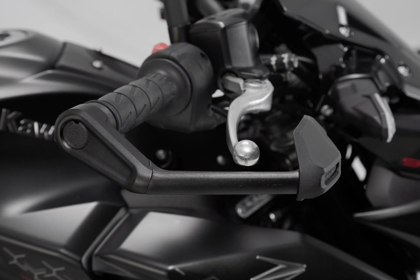 Lever guards with wind protection Black. Kawasaki models Yamaha MT-09 (23-). - Image 5