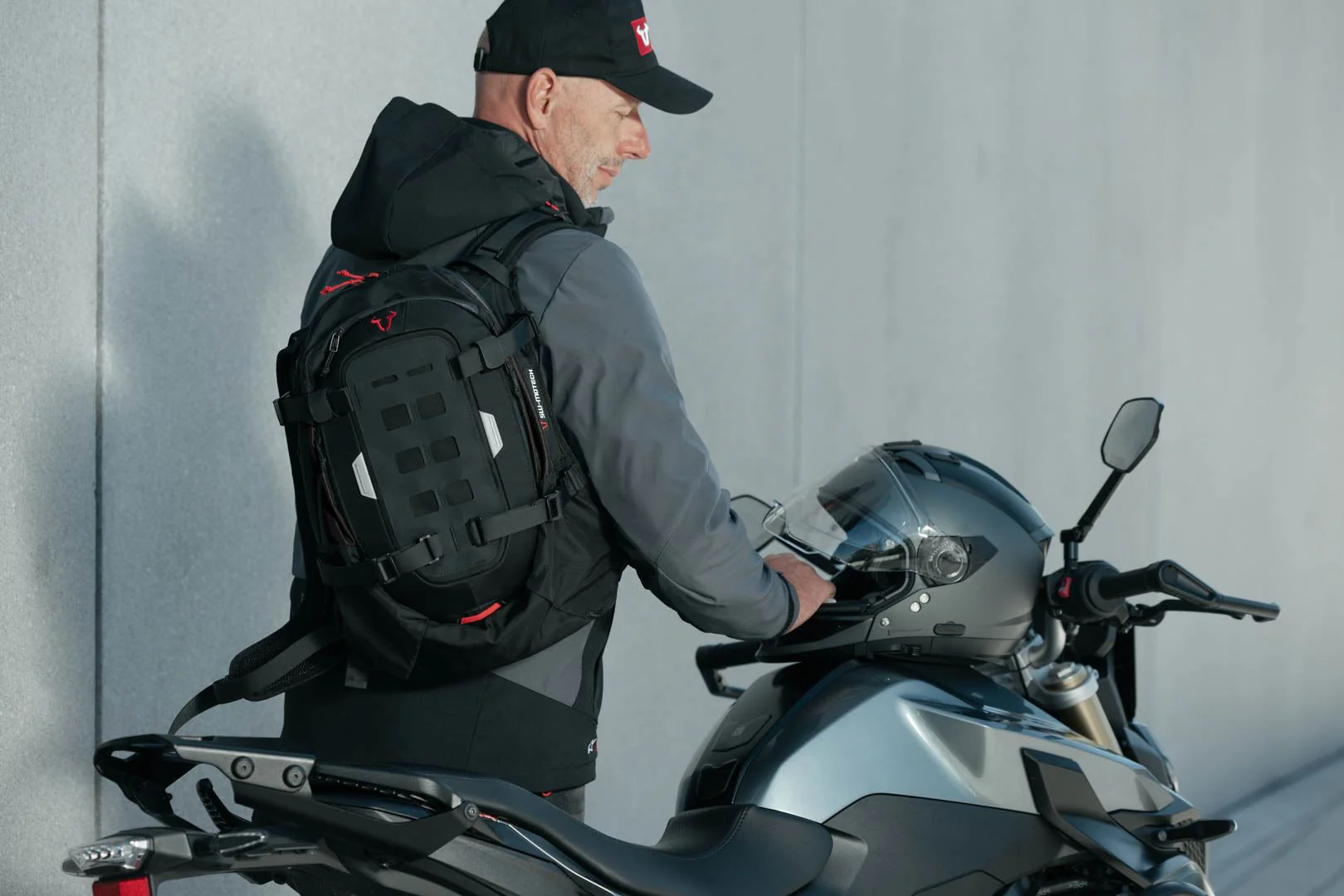 PRO Cosmo Backpack 17litre Black/Anthracite - Image 2
