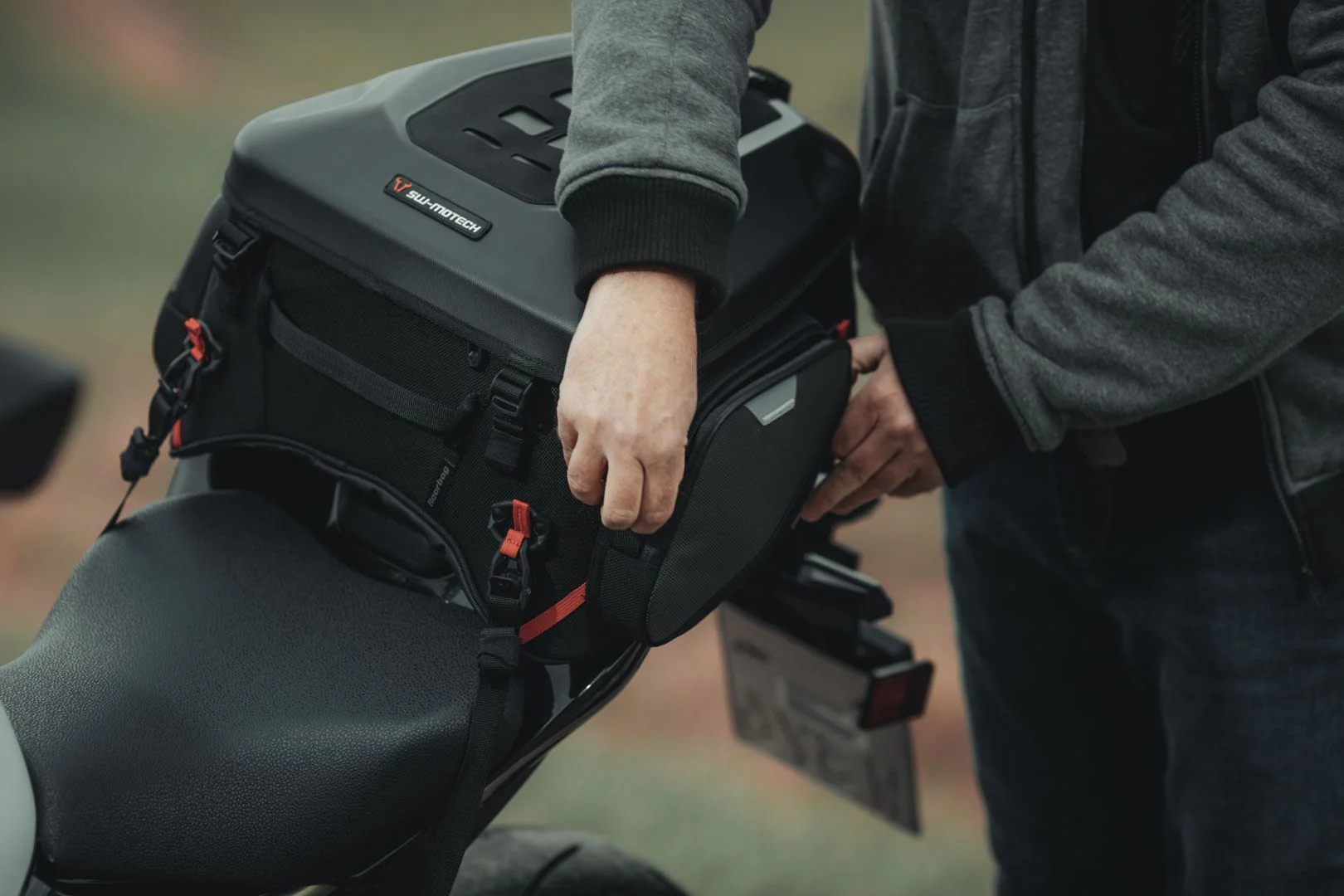 PRO Tail Bag Rearbag 1680D Ballistic Nylon 22-34 litre Black/Anthracite - Image 4