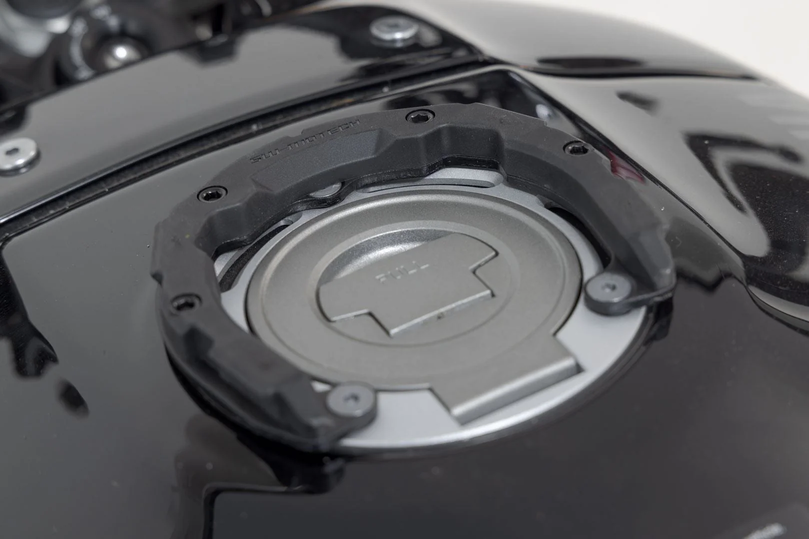PRO tank ring Black. Yamaha YZF-R1/ R3/ R7, MT-03/ -10/ -125. - Image 2