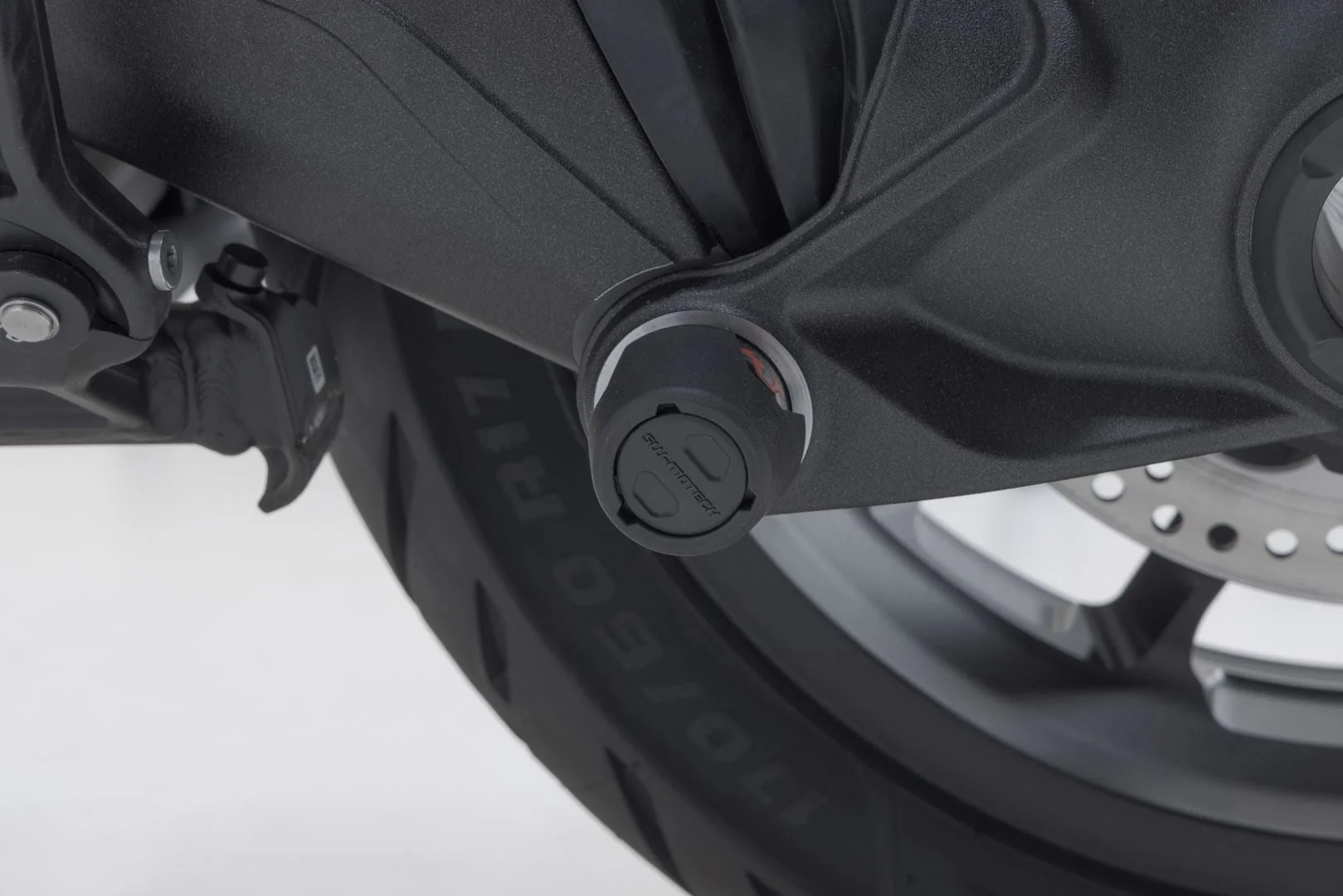 Rear axle crash pad kit R nineT models with single-sided swing arm Black - Image 3