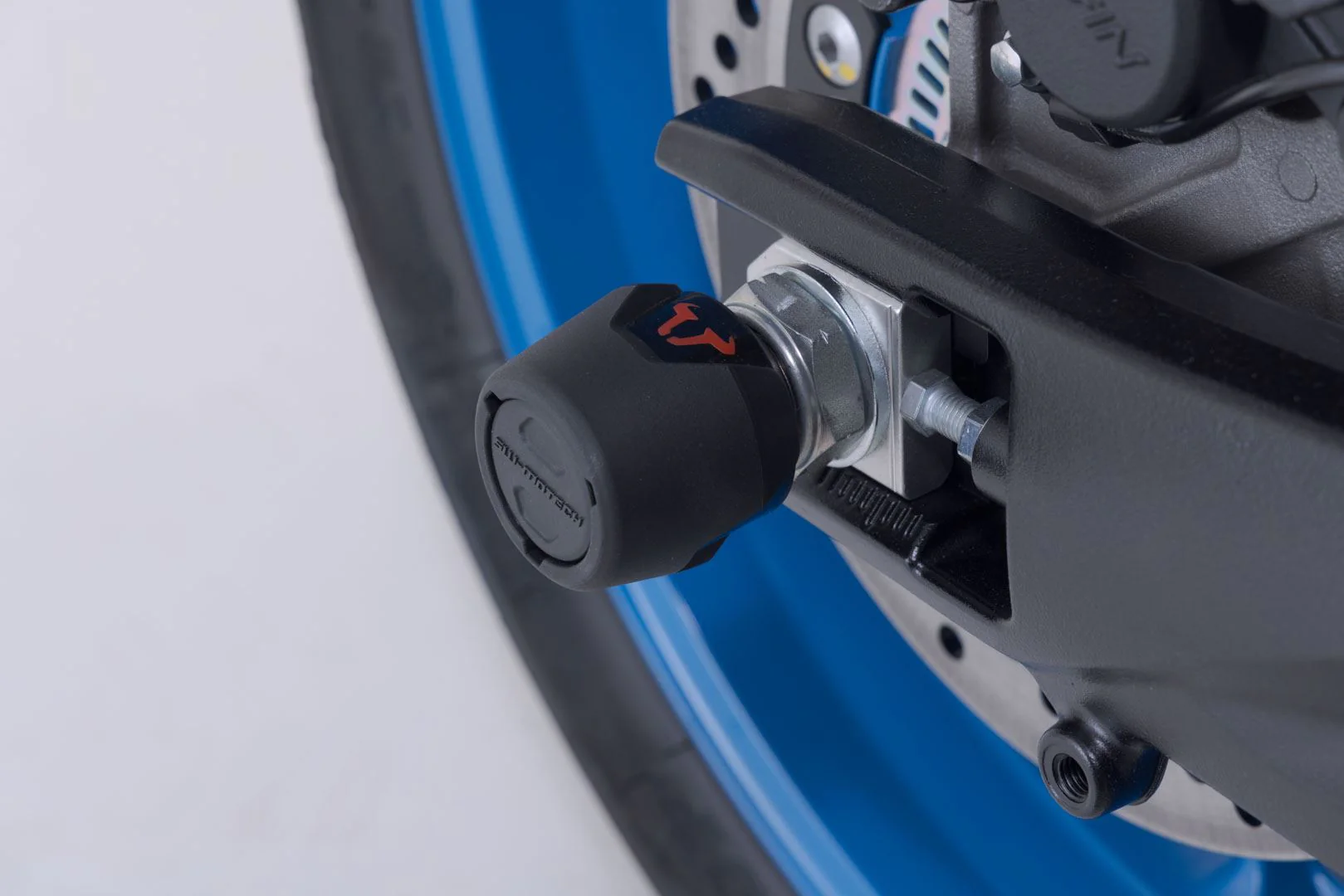 Rear axle crash pad kit Suzuki GSX-8S (22-) Black - Image 4