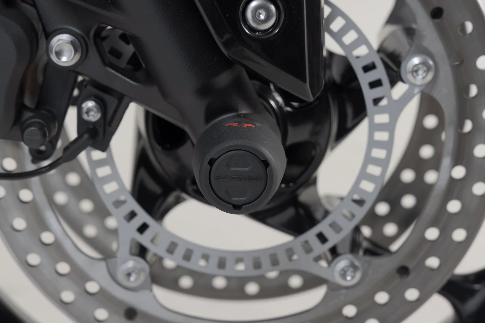 Slider Set for Front Axle Triumph Street Triple/Daytona/Tiger 600/Trident Black - Image 3