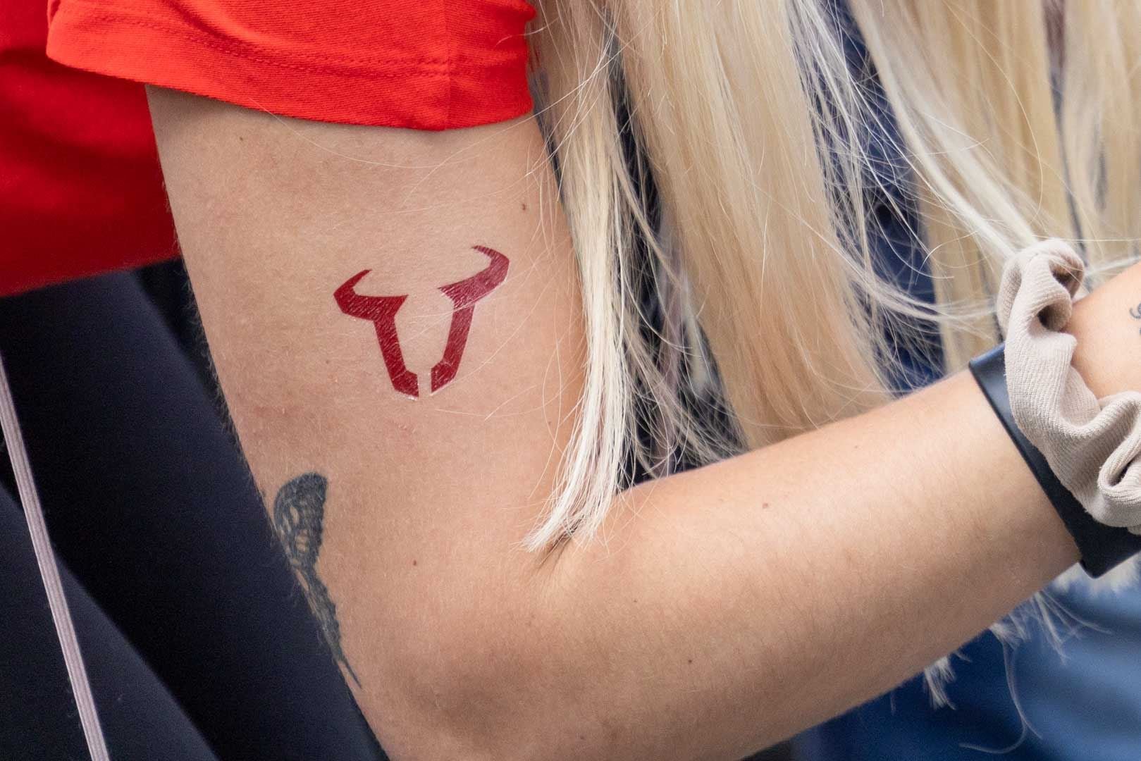 SW-MOTECH tattoo bull 60x60mm. 10 pack. Temporary tattoo. Red. - Image 2