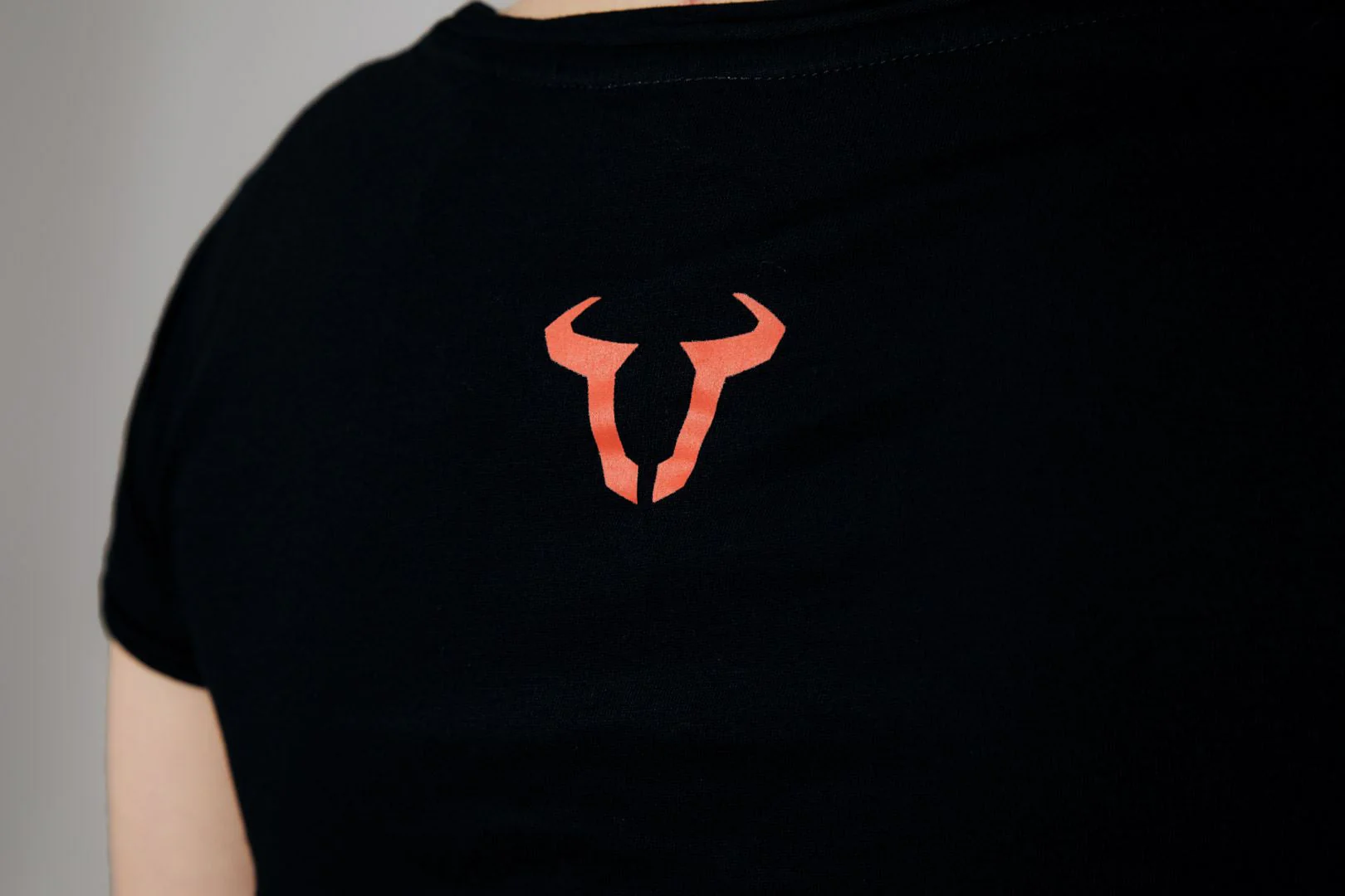 T-Shirt Core Line. Black. Women. Size XL. - Image 3