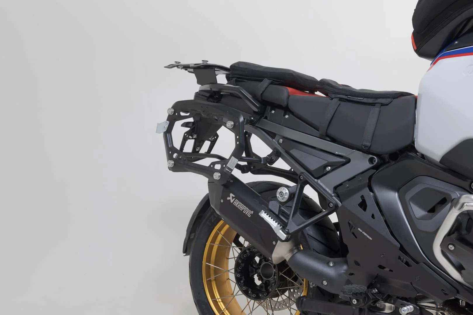 TRAX ADV aluminium case system + Akrapovic Silver. 45/45 l. BMW R 1300 GS Adv. (24-). - Image 5